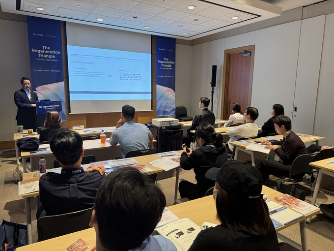 휴메딕스는 최근 ASLS(대한미용성형레이저의학회)와 함께 미용의료기기 박람회 및 추계학술대회를 개최했다. 사진은 브이에스라인의원 압구정점 최웅 대표원장이 강연하고 있다. 사진/ 휴메딕스