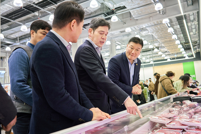 정용진 신세계그룹 회장이 설 연휴를 일주일 앞둔 9일 인천 트레이더스 구월점을 찾아 축산 매장에서 상품을 살펴보고 있다. 사진/ 신세계그룹