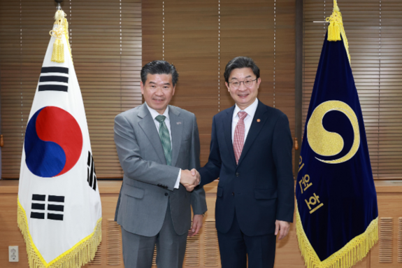 "글로벌 금융허브로 도약" 금융위원장, 암참 회장과 한국 금융규제 경쟁력 및 투자 확대 논의