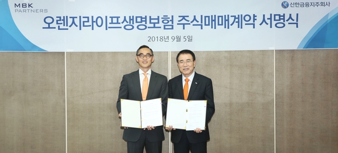 신한금융지주회사(회장 조용병)는 5일(수) 서울 중구 세종대로에 위치한 신한금융그룹 본사에서 임시 이사회를 개최하고,오렌지라이프 보통주 4850만주(지분율 59.15%)를 총 2조 2,989억원에 인수하는 SPA(주식매매계약)를 체결했다고 밝혔다. (사진왼쪽 라이프투자유한회사 윤종하 대표이사, 사진 오른쪽 신한금융지주 조용병 회장) 사진/신한금융지주 