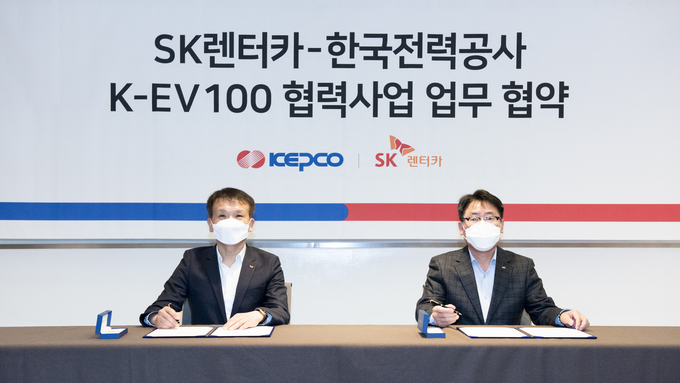 SK렌터카는 한국전력과 16일 서울 그랜드 워커힐 아카디아에서 “K-EV100 협력사업” 업무 협약을 체결했다. (좌측부터)황일문 SK렌터카 대표이사, 이종환 한국전력 사업총괄부사장.    사진/SK렌터카  