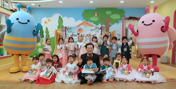 지난 8일 조병규 우리은행장이 설날을 맞아 본점 어린이집을 방문, 원아들에게 덕담과 함께 위비프렌즈 굿즈, 세뱃돈을 선물하고 기념사진을 촬영하고 있다. @우리은행