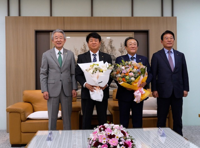 20일 열린 “2024년 제3차 한국협동조합협의회 회장단 회의”에 참석한 관계자들이 기념 촬영을 하고 있다. (좌측부터) 농협중앙회 강호동 회장, 신협중앙회 김윤식 회장, 새마을금고중앙회 김인 회장, 산림조합중앙회 최창호 회장. 사진/새마을금고