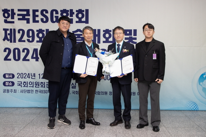 (왼쪽 두번째 황의상 가스공사 평택기지 기계보전부장, 세번째 심규헌 가스공사 상생협력처장).. 사진/가스공사